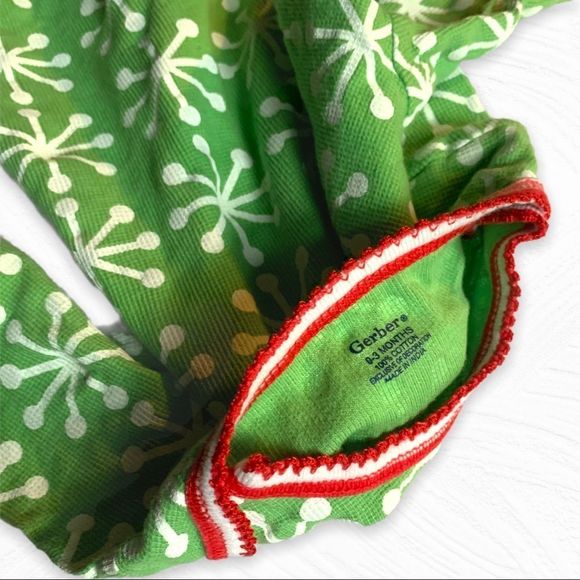 ✨2 for $25✨ Gerber 0-3M Green and Red Snowflake Christmas Jumpsuit - Picture 4 of 4
